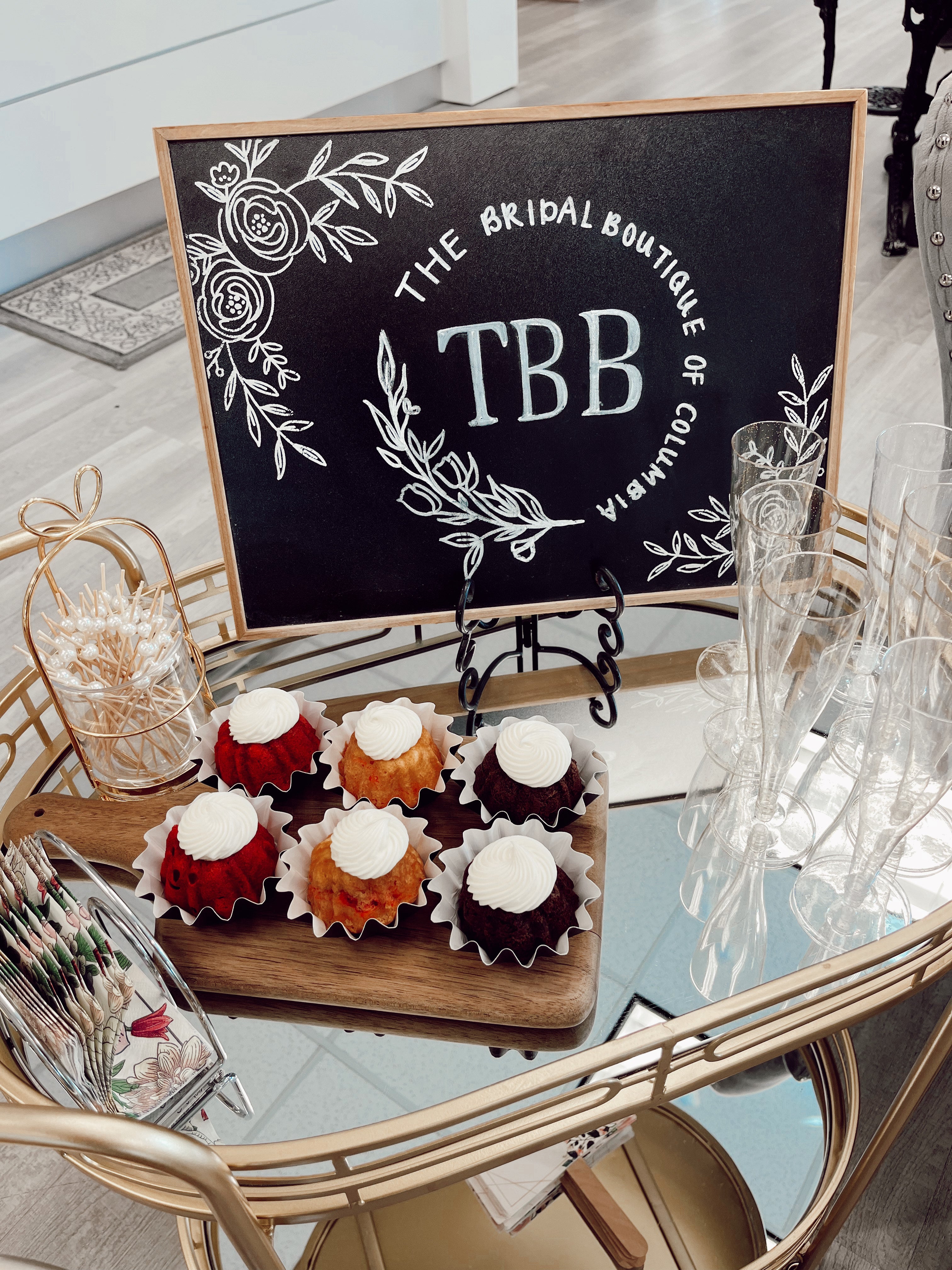 VIP Bridal Experience cupcakes and champagne flutes